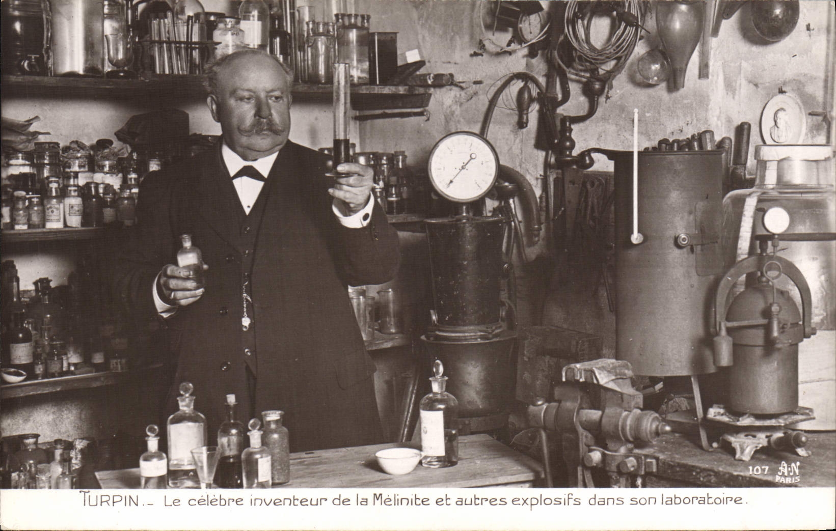 POSTAL Militaria Turpin de la VENDIMIA el inventor famoso de la melinita y otros explosivos en su laboratorio