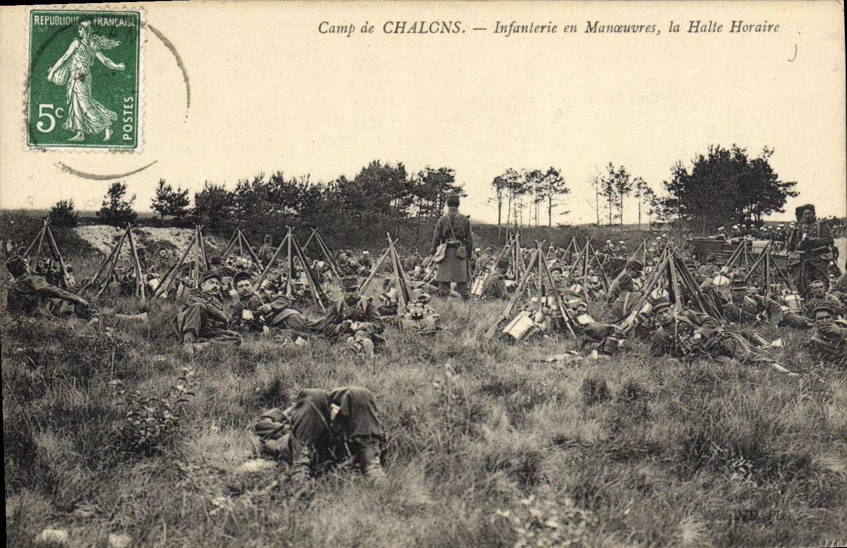 CPA Militaria Camp de Chalons Infanterie en manoeuvre La halte horaire