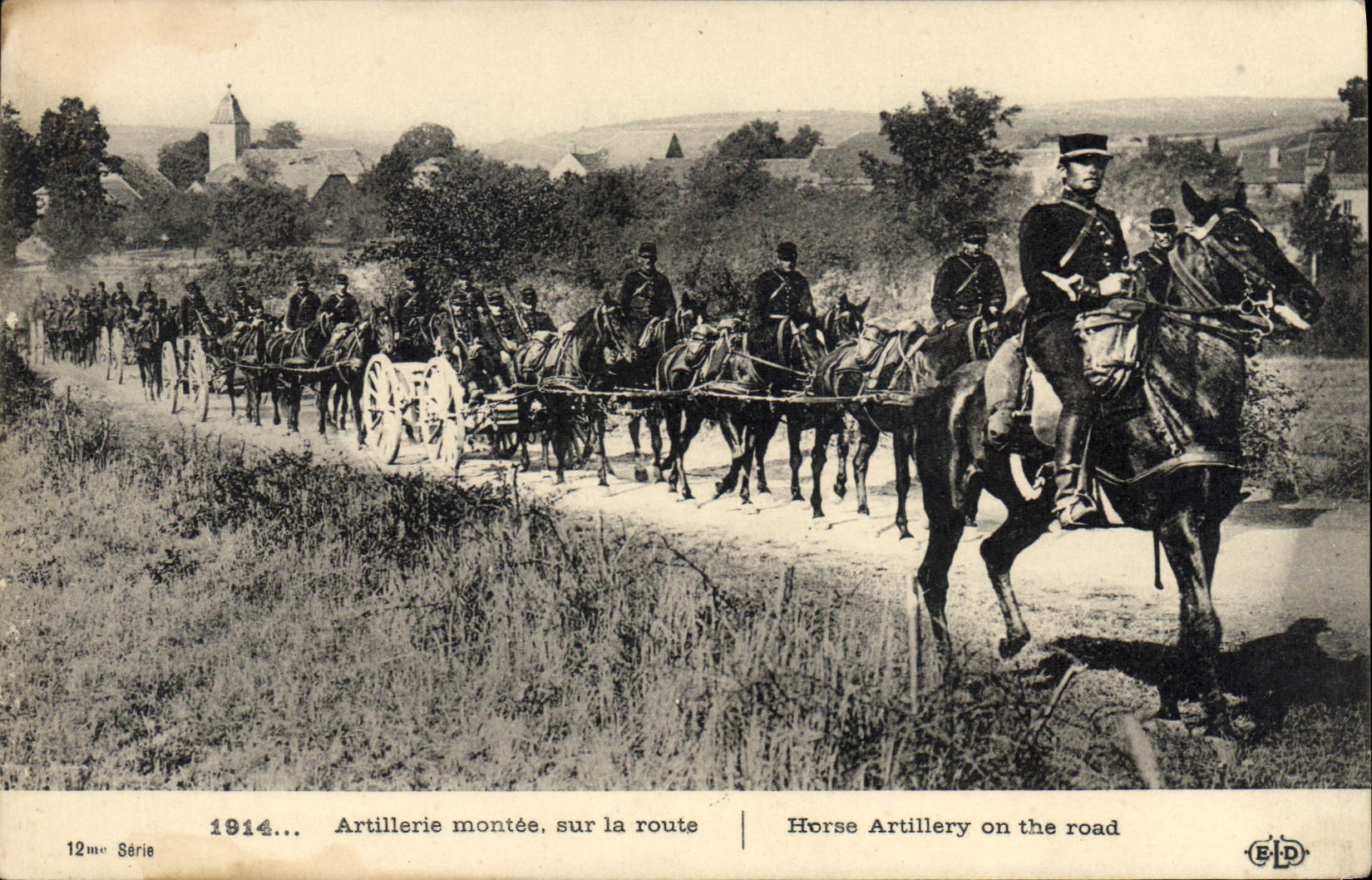 VINTAGE POSTCARD Militaria Artillery assembled on the road