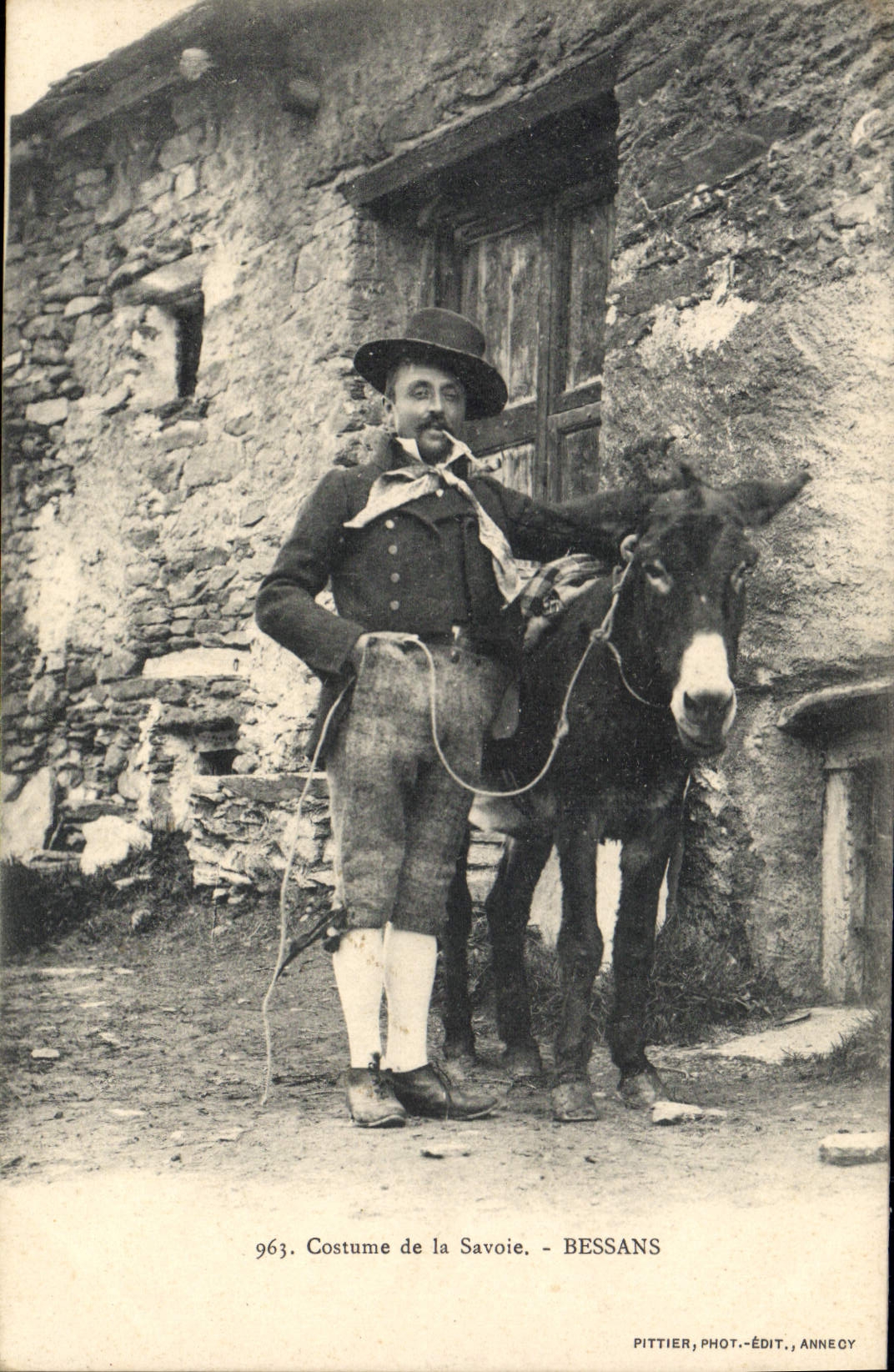 CPA Folklore Costume de Savoie Bessans Ane Mule TOP