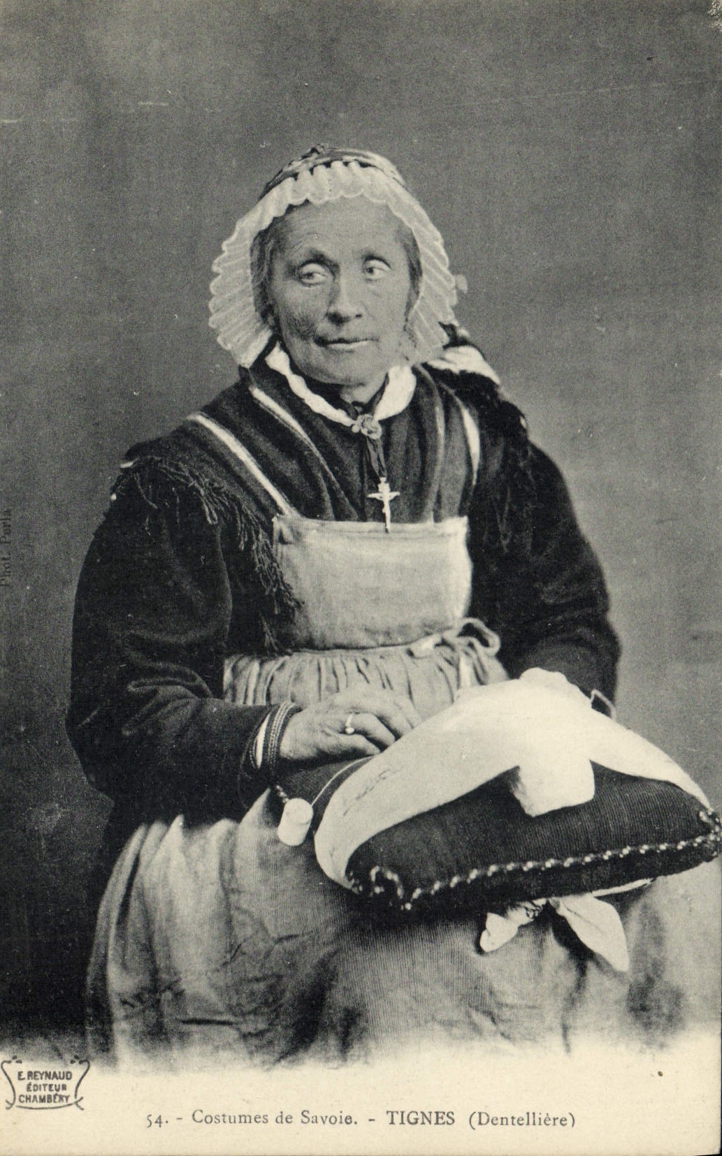 CPA Folklore Costumes de Savoie Tignes Dentelliere 