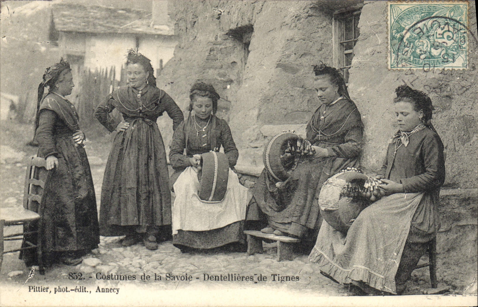 CPA Folklore Costumes de Savoie Dentellieres de Tignes TOP