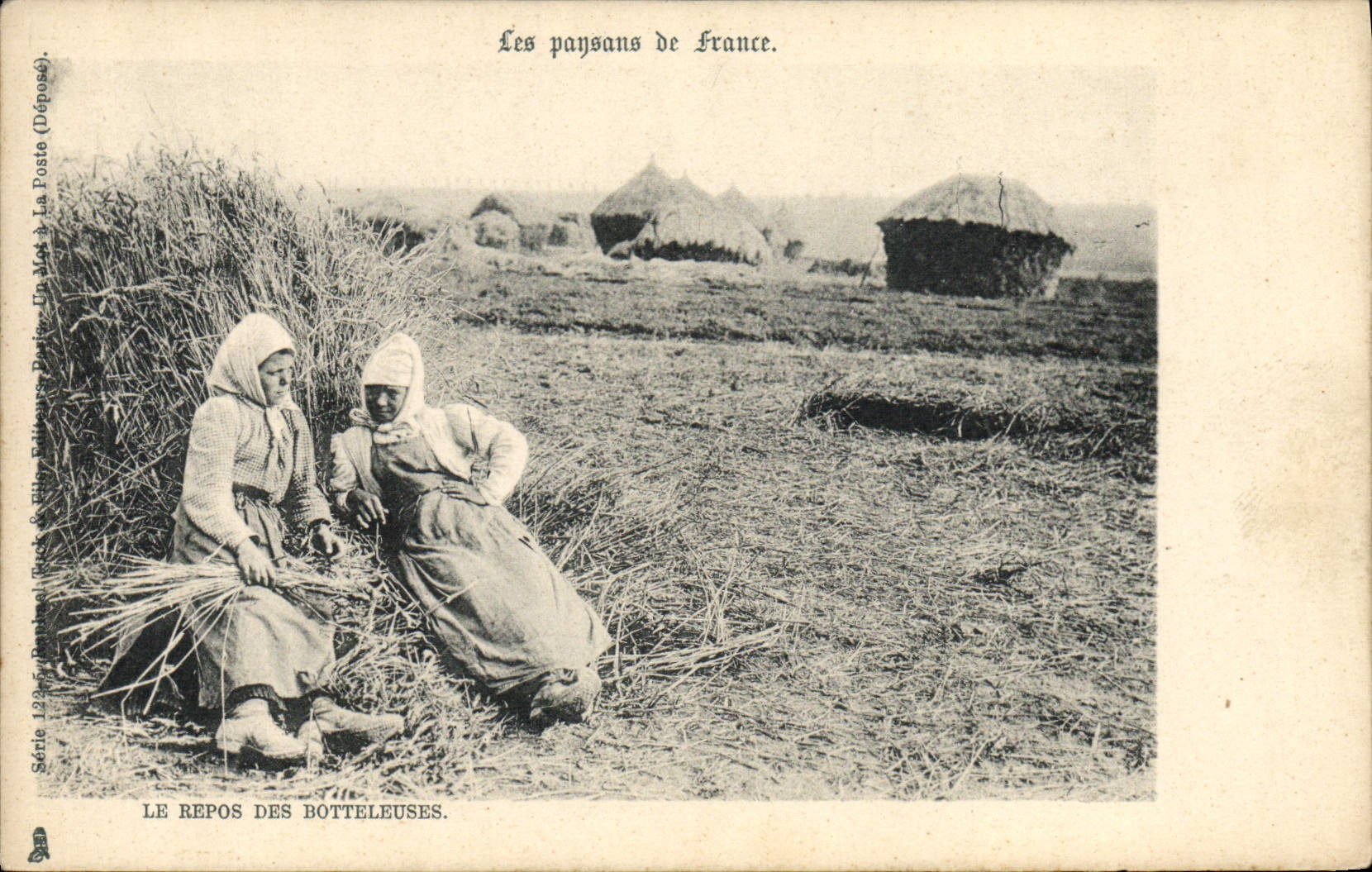 CPA Folklore le repos des botteleuses 