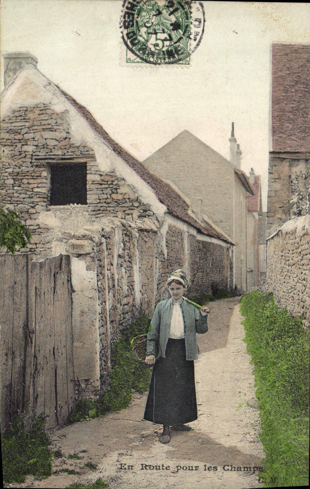 CPA Folklore Femme En route pour les champs 