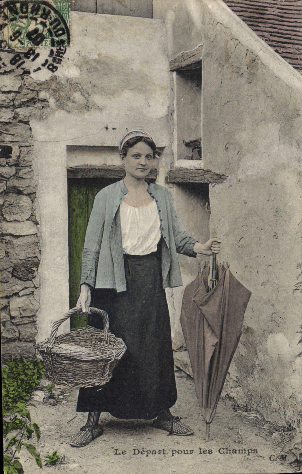 CPA Folklore Femme Le depart pour les champs