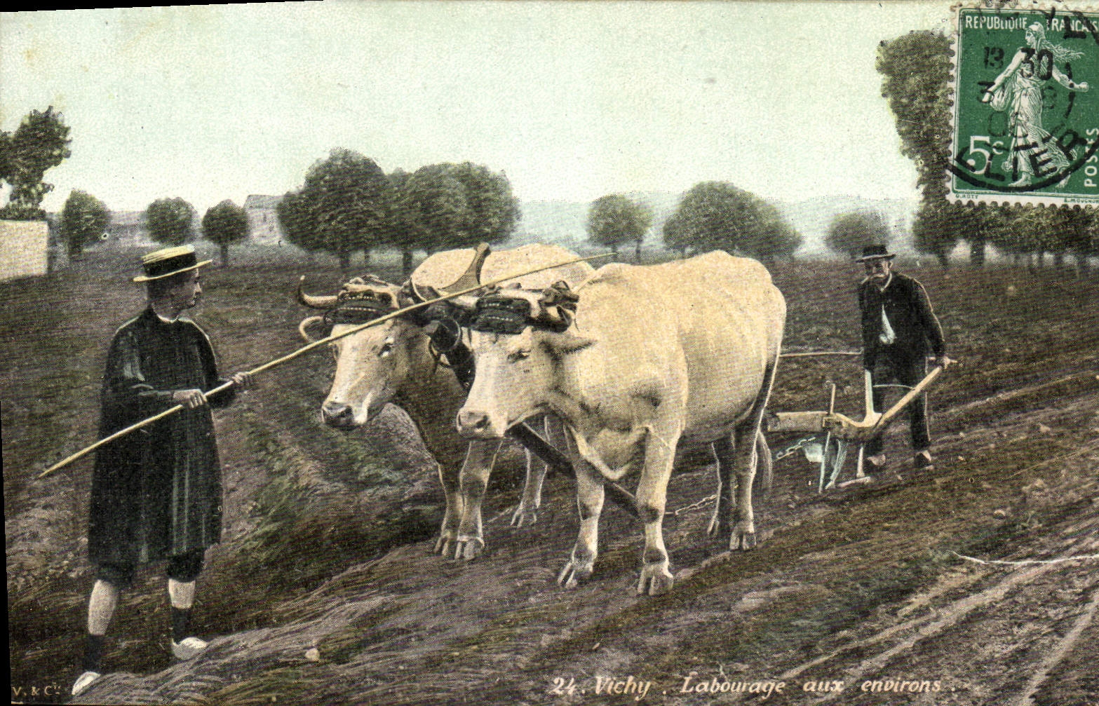 CPA Folklore Vichy Labourage aux environs Boeufs