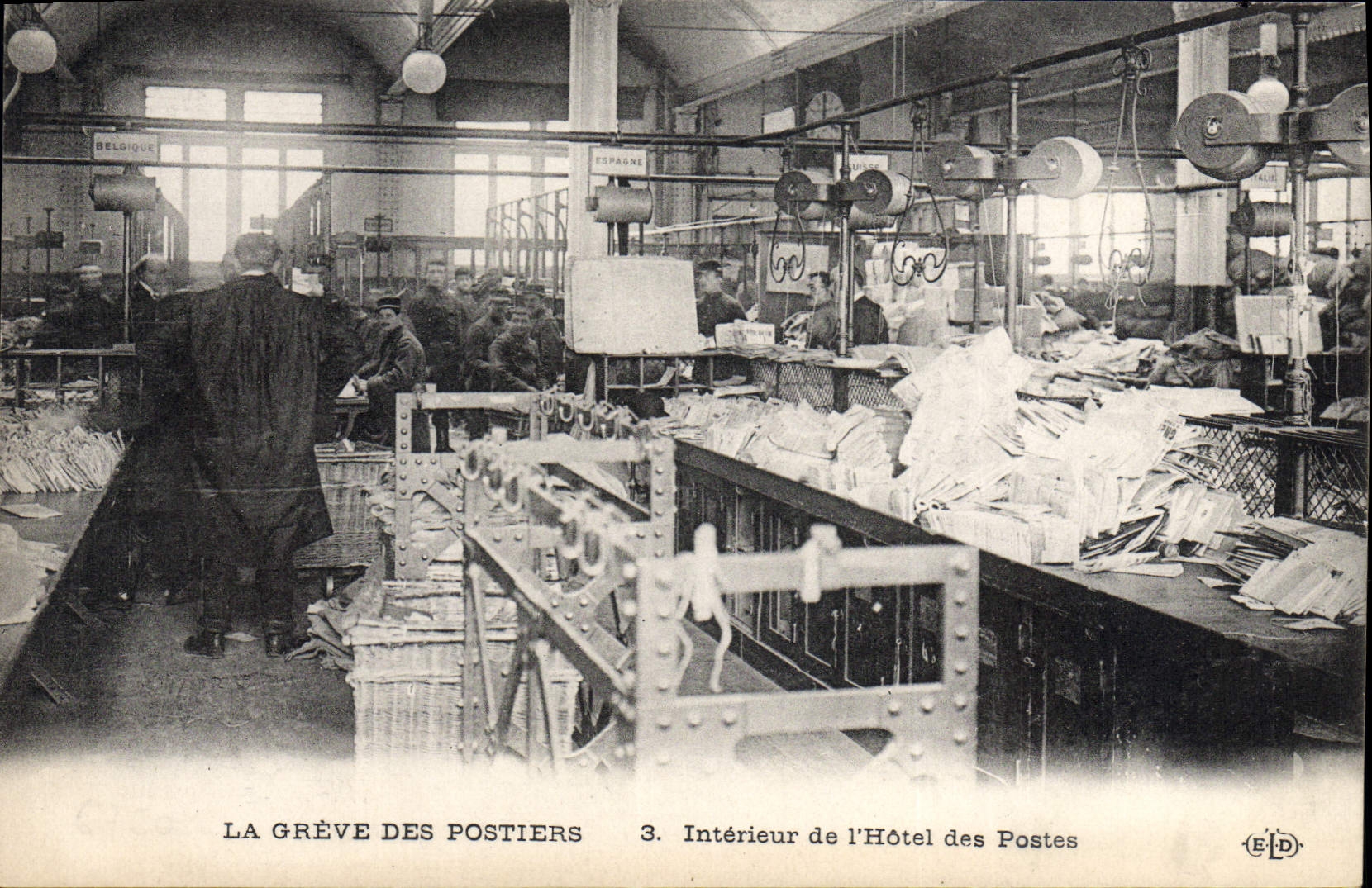 POSTAL de la VENDIMIA la huelga del interior de los empleados de la oficina de correos de la TAPA del edificio de la oficina de correos