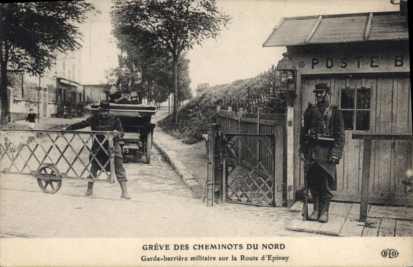VINTAGE POSTCARD Greve of the Railwaymen of North Keeps barrier on the road of Epinay Automobile Train TOP