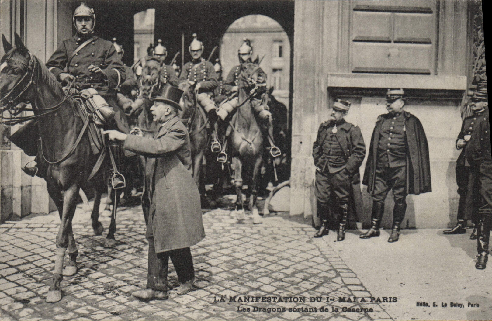 VINTAGE POSTCARD the manifestation of May 1st has Paris the Dragons leaving the barracks Militaria TOP