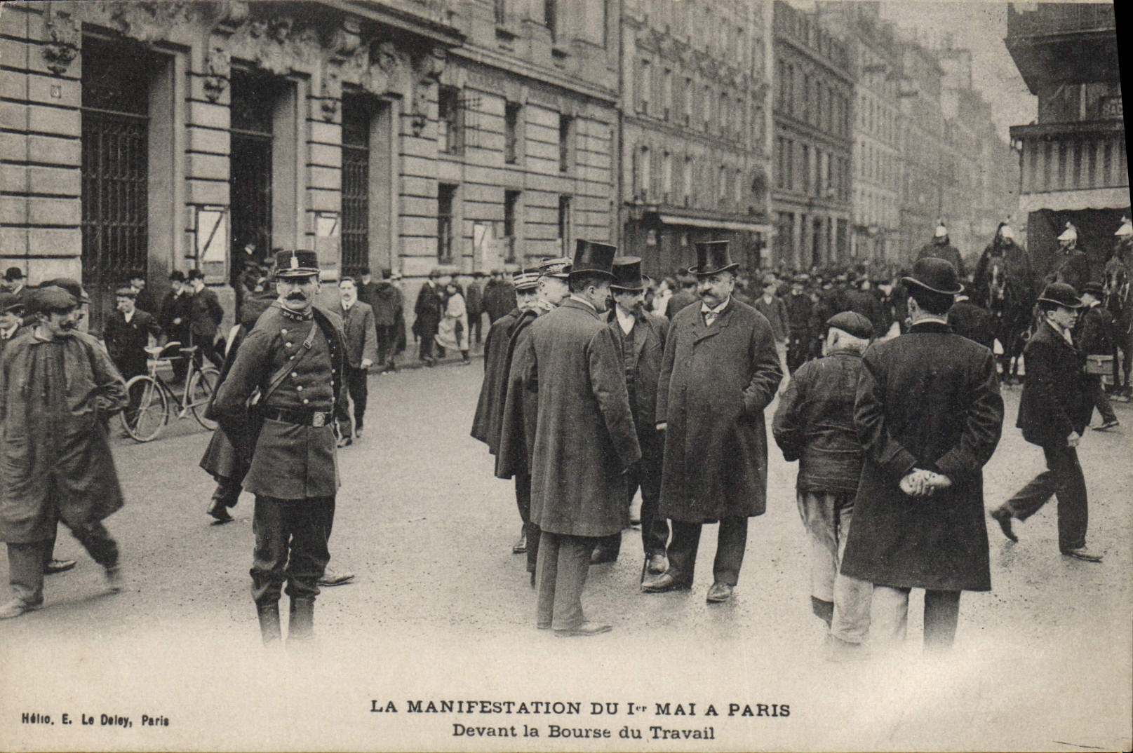 CPA La manifestation du 1er mai a Paris Devant la Bourse du travail TOP