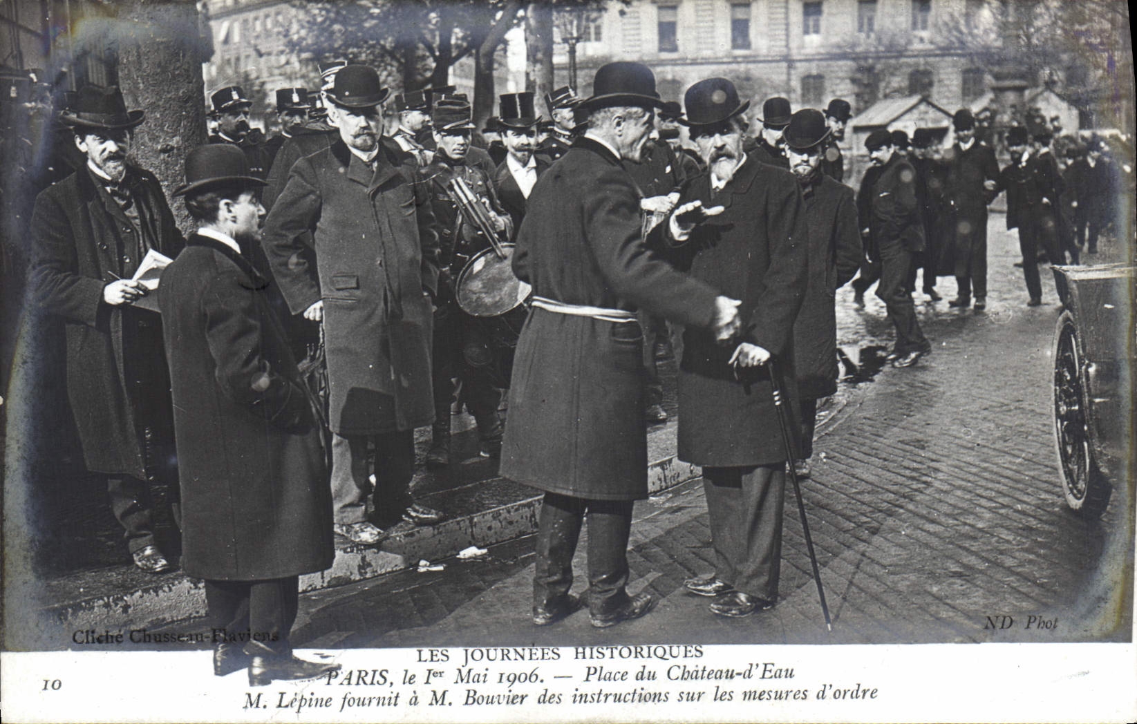 CPA Paris 1er mai 1906 Place du Chateau d'Eau M Lepine fournit a M Bouvier des instructions sur les mesures d'ordre
