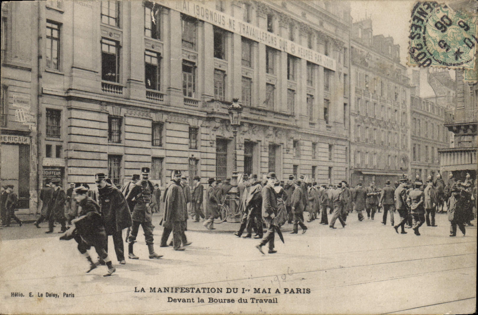 CPA La manifestation du 1er mai a Paris Devant le Bourse du Travail