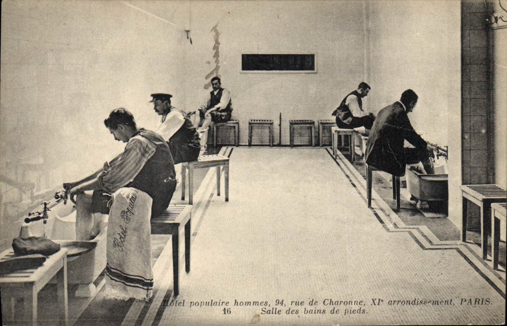 CPA Hotel populaire hommes Rue de Charonne Paris Salle des bains de pieds