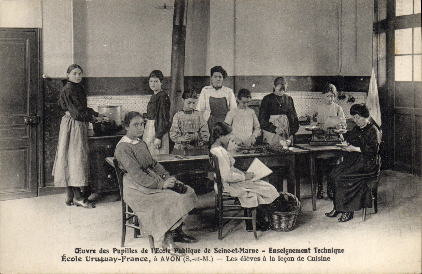 CPA Ecole Uruguay France a Avon Les eleves a la lecon de cuisine TOP