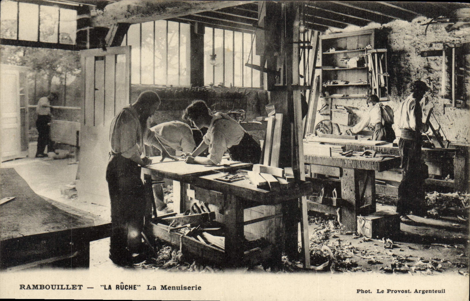 CPA Rambouillet La Ruche La menuiserie TOP