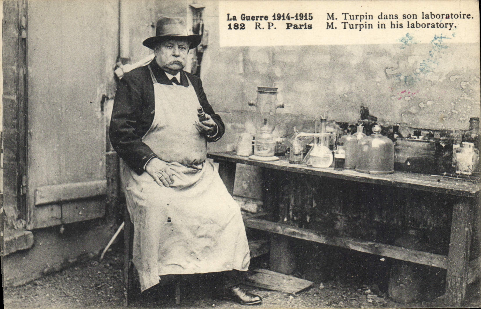 CPA Militaria M Turpin dans son laboratoire 