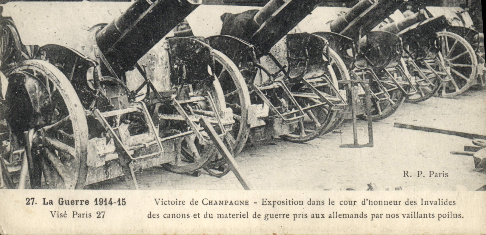 CPA Militaria Victoire de Champagne Exposition dans le cour d'honneur des Invalides Canons