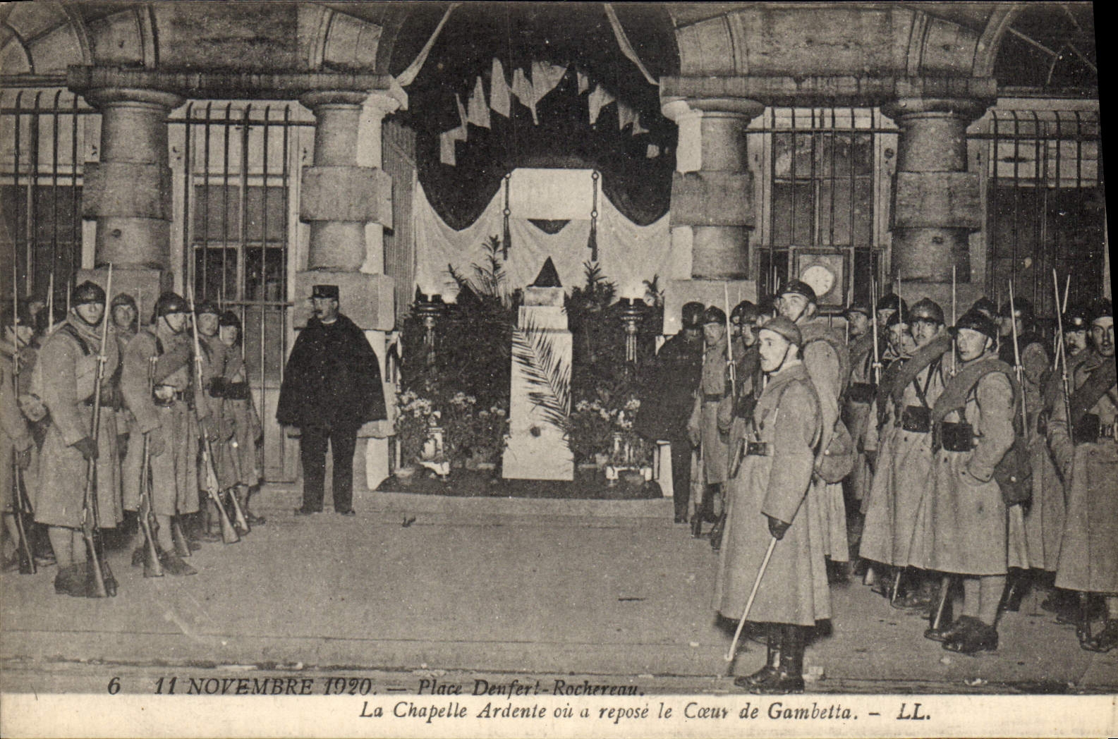 CPA Militaria 11 novembre 1920 Place Denfer Rochereau Paris La chapelle ardente ou a repose le coeur de Gambetta