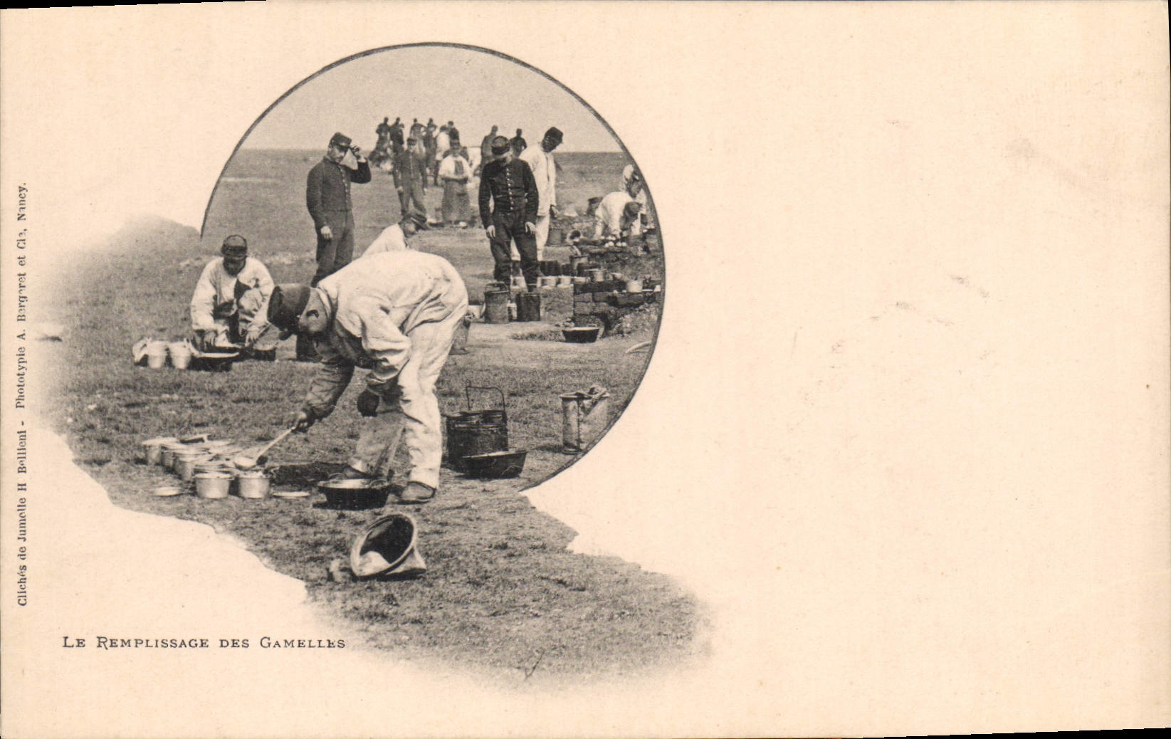 CPA Militaria Le remplissage des gamelles 