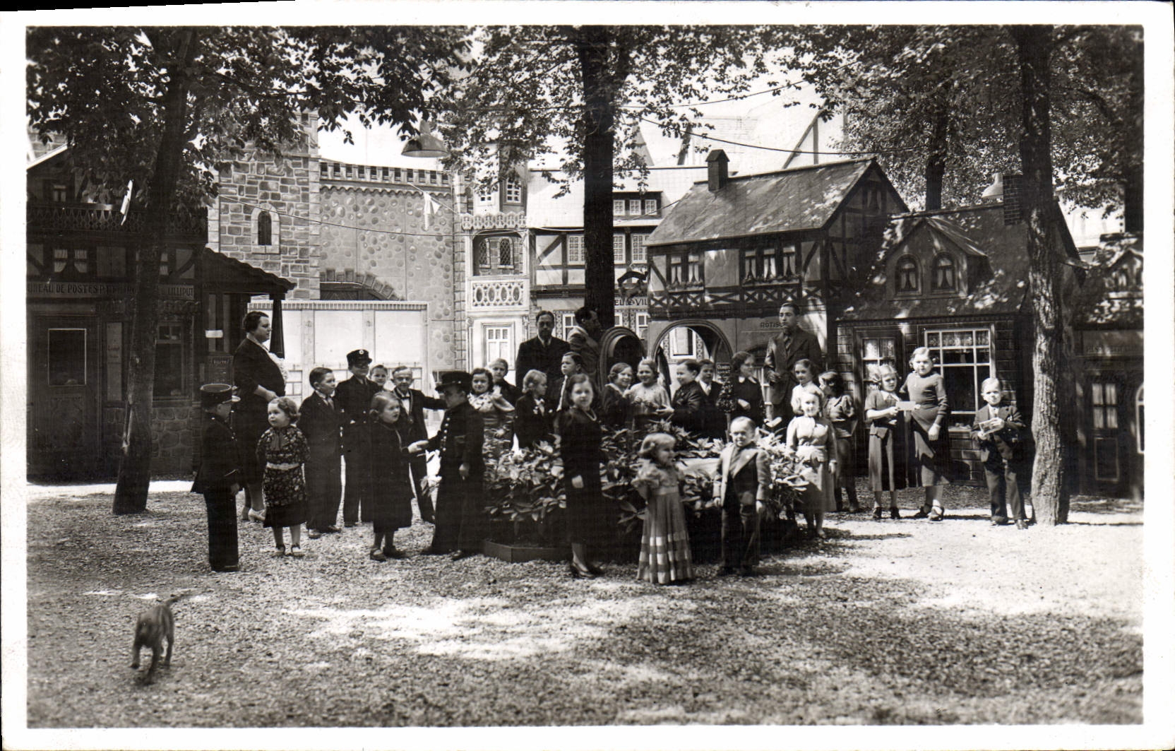 VINTAGE POSTCARD Dwarf Foklore Paris International exhibition Royame de Lilliput Esplanade of the Invalids