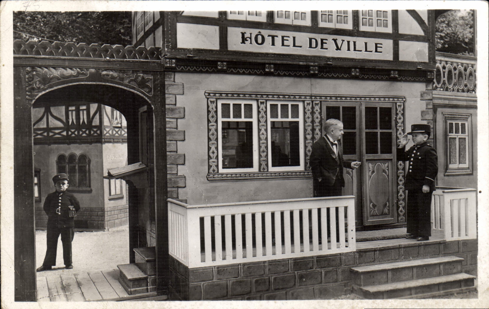 VINTAGE POSTCARD Paris International exhibition 1937 Explanade of the Invalids Kingdom of Lilliput