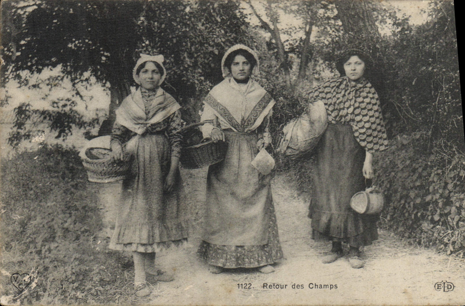 Vuelta del folklore de la POSTAL de la VENDIMIA de los campos