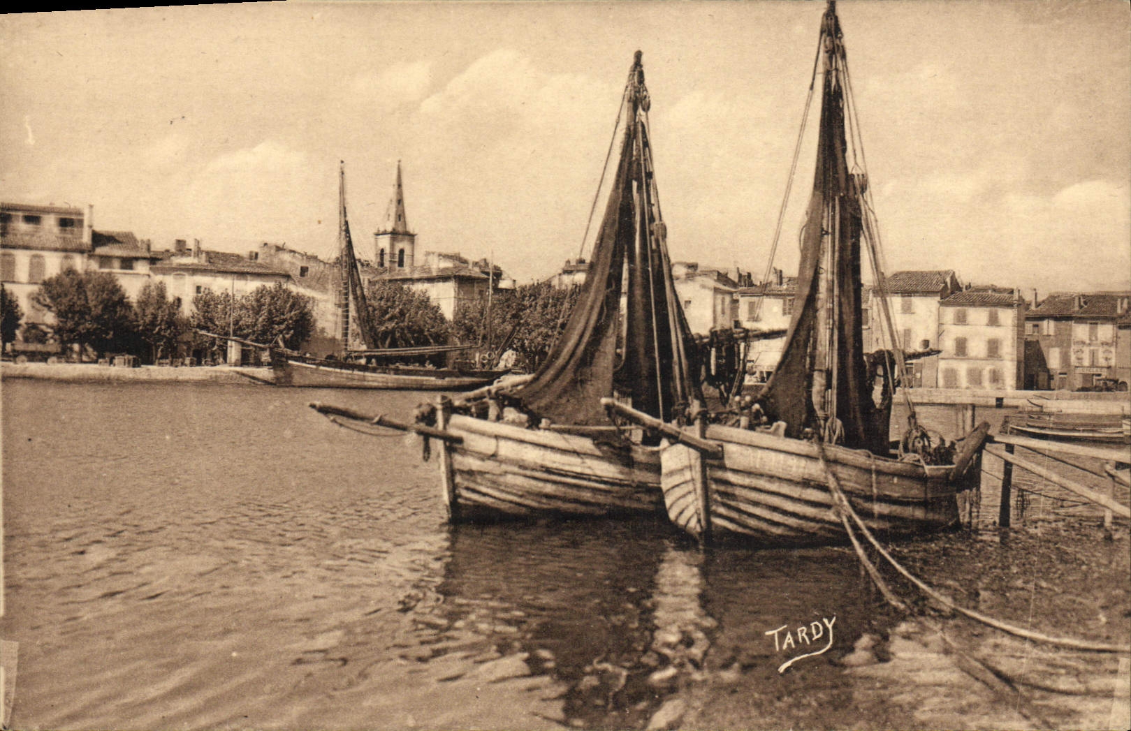 Barco Marsella Martigues de la POSTAL de la VENDIMIA el usar de las bolsas de herramientas