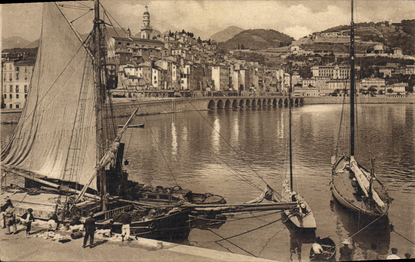 Barco de la POSTAL de la VENDIMIA Menton el puerto