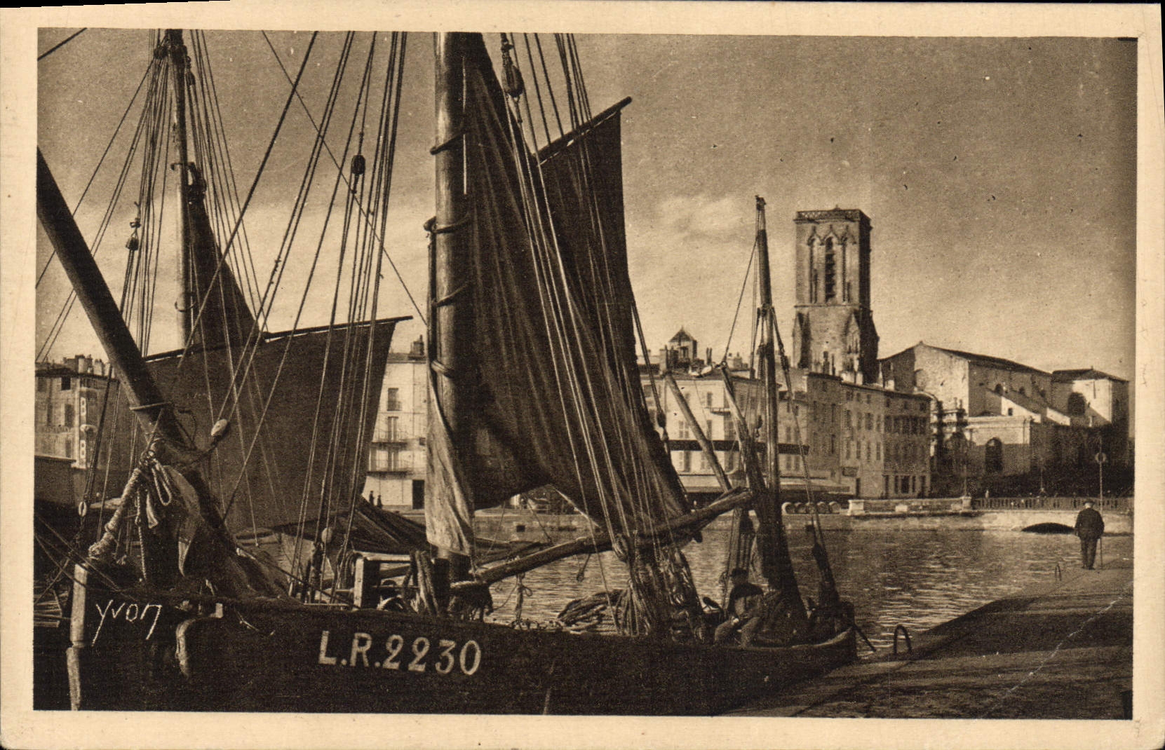 Barco de La Rochelle de la POSTAL de la VENDIMIA una vista de los muelles y de la iglesia del ahorrador Saint