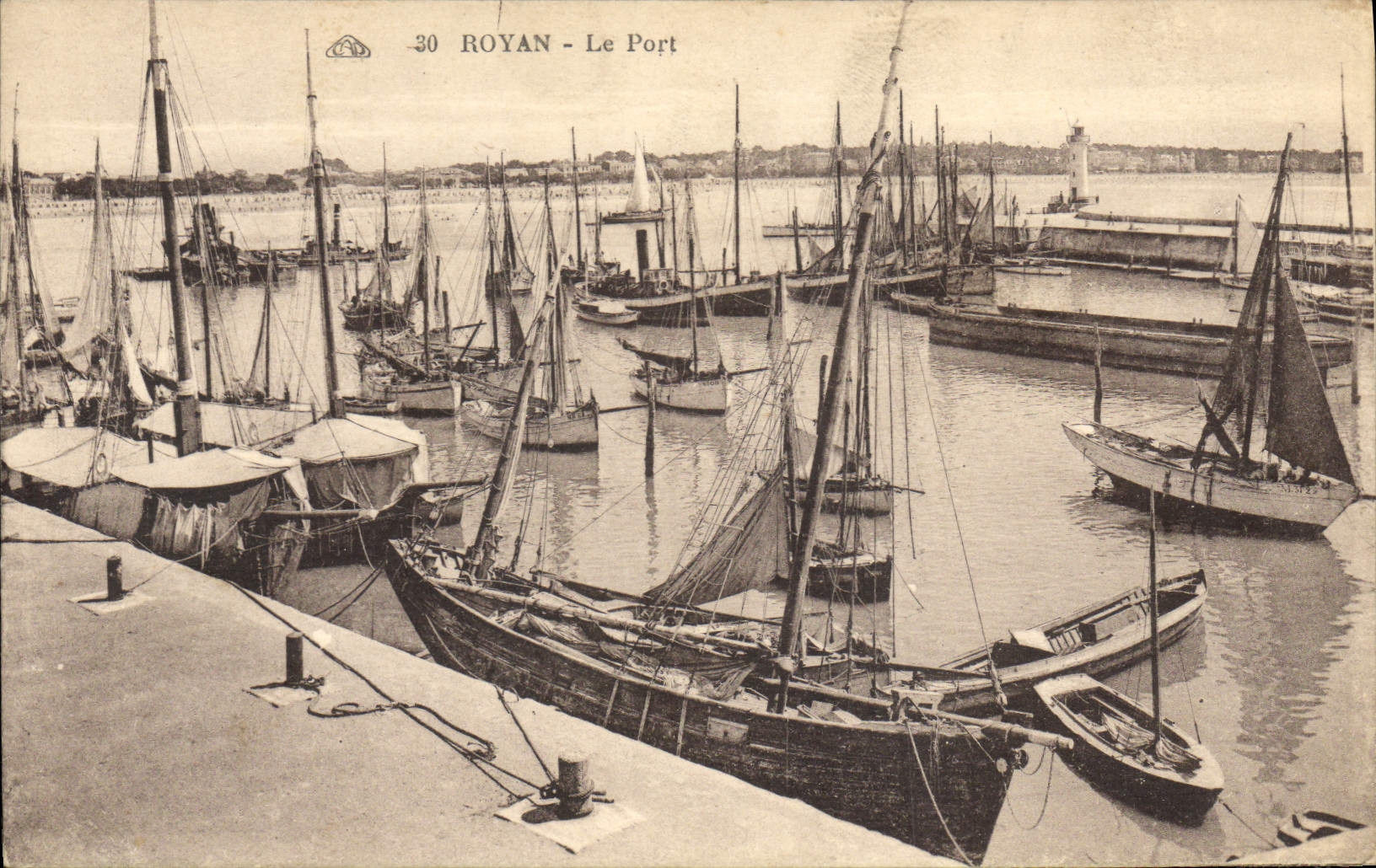 Barco de Royan de la POSTAL de la VENDIMIA el puerto