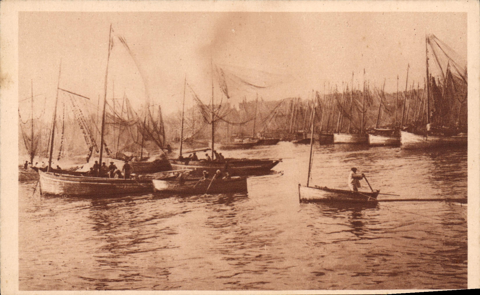 Barco de Concarneau de la POSTAL de la VENDIMIA el flotilla de los sardinieres