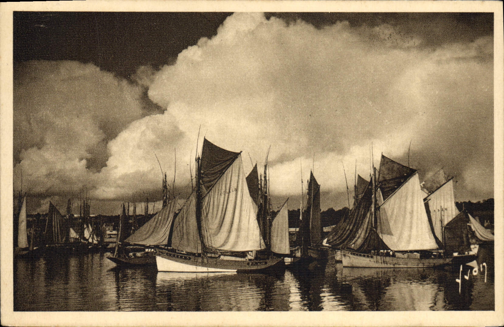 Barco Thonniers de Concarneau de la POSTAL de la VENDIMIA en el puerto