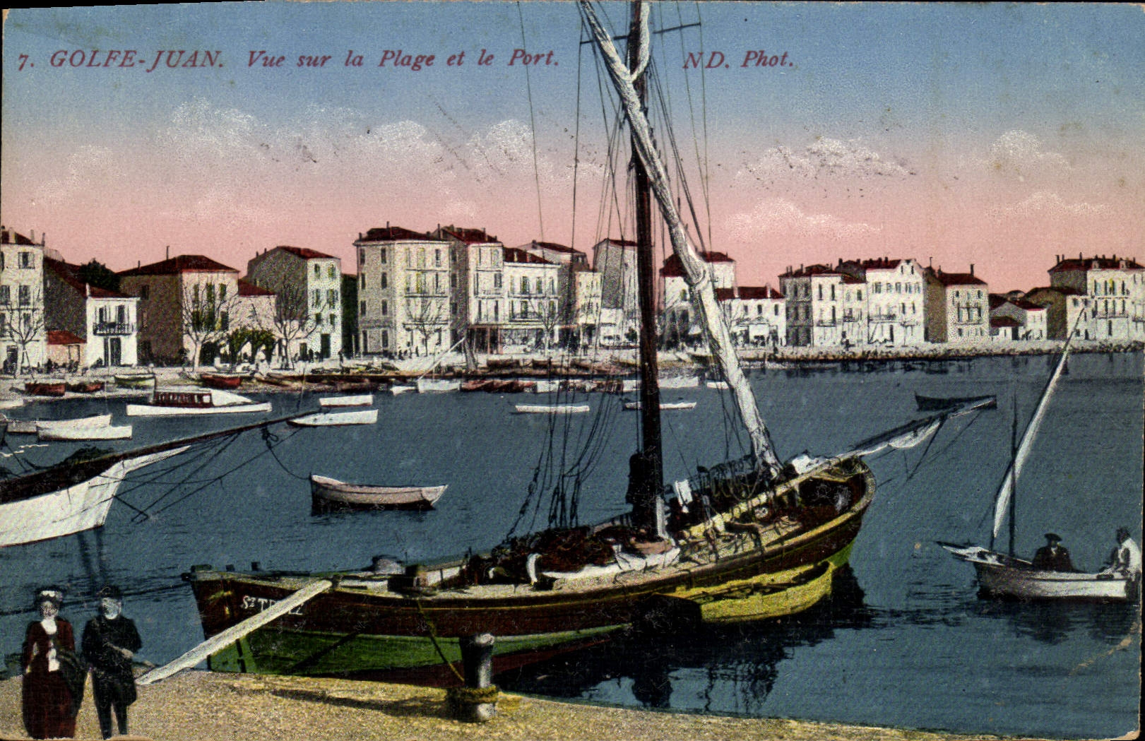 Golfo de Juan del barco de la POSTAL de la VENDIMIA visto en la playa y el puerto