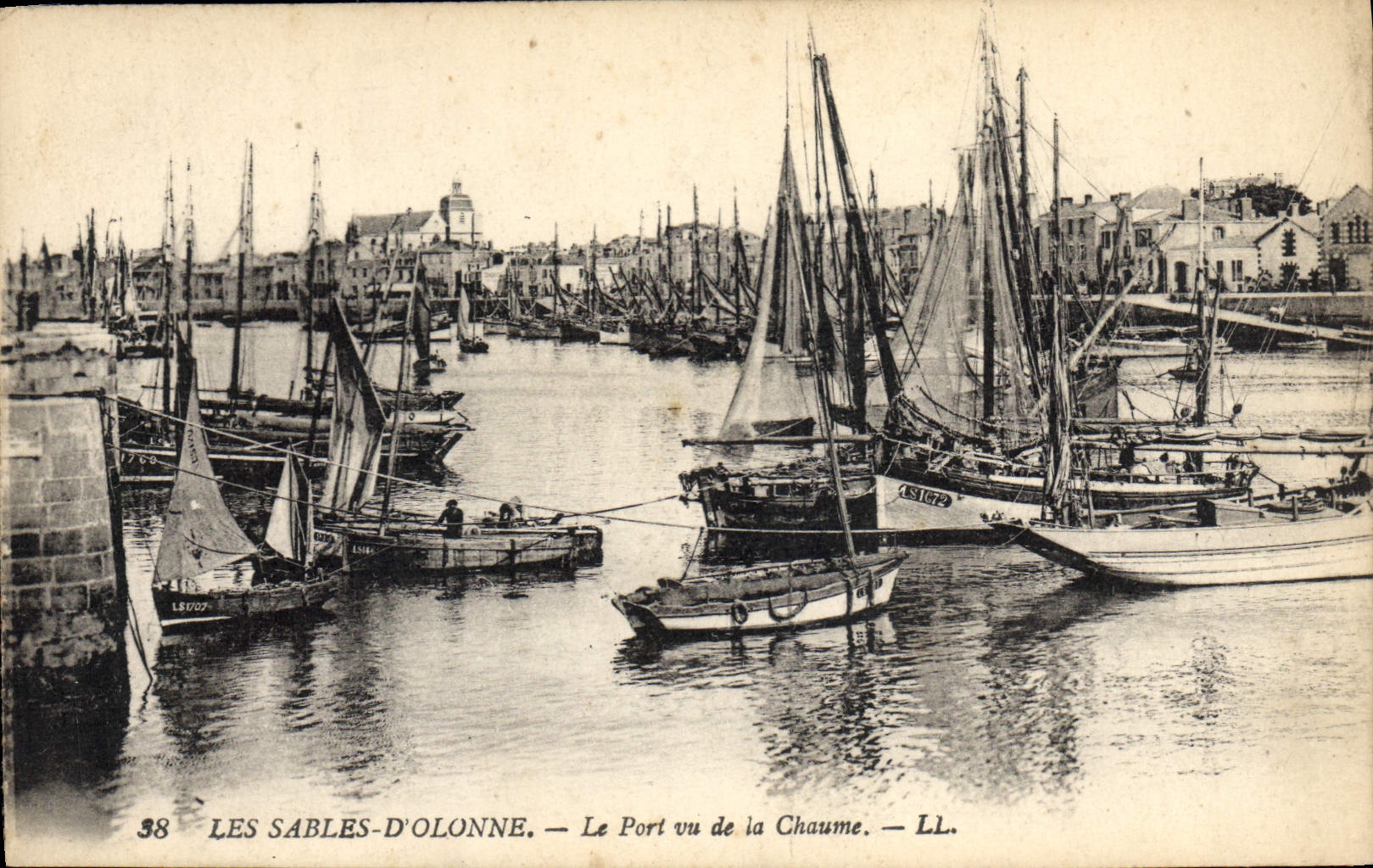 Barco de la POSTAL de la VENDIMIA Sables d'Olonne el puerto visto de paja