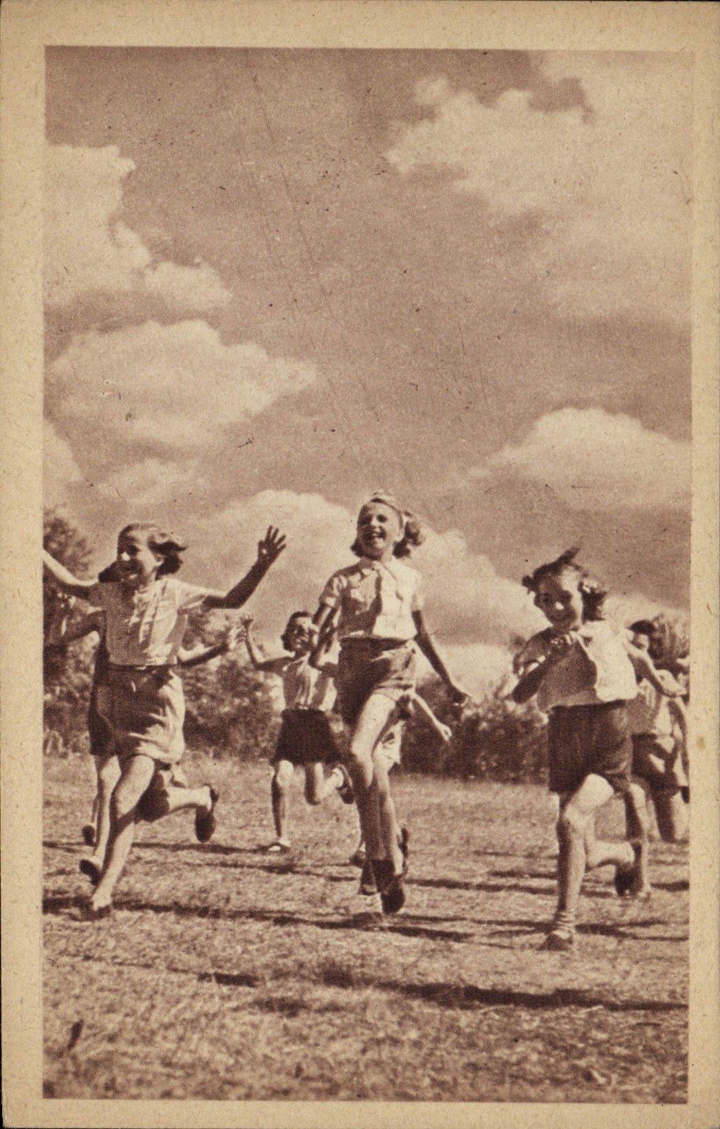 VINTAGE POSTCARD Enfants Helps French