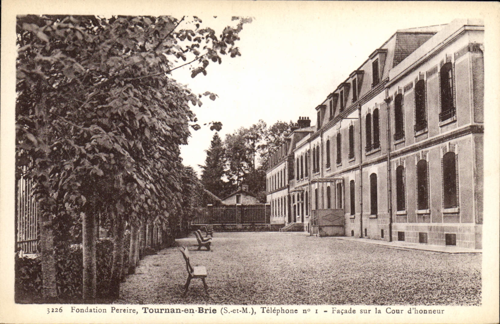 CPA Enfants Fondation Pereire Tournan en Brie Facade sur la cour d'honneur