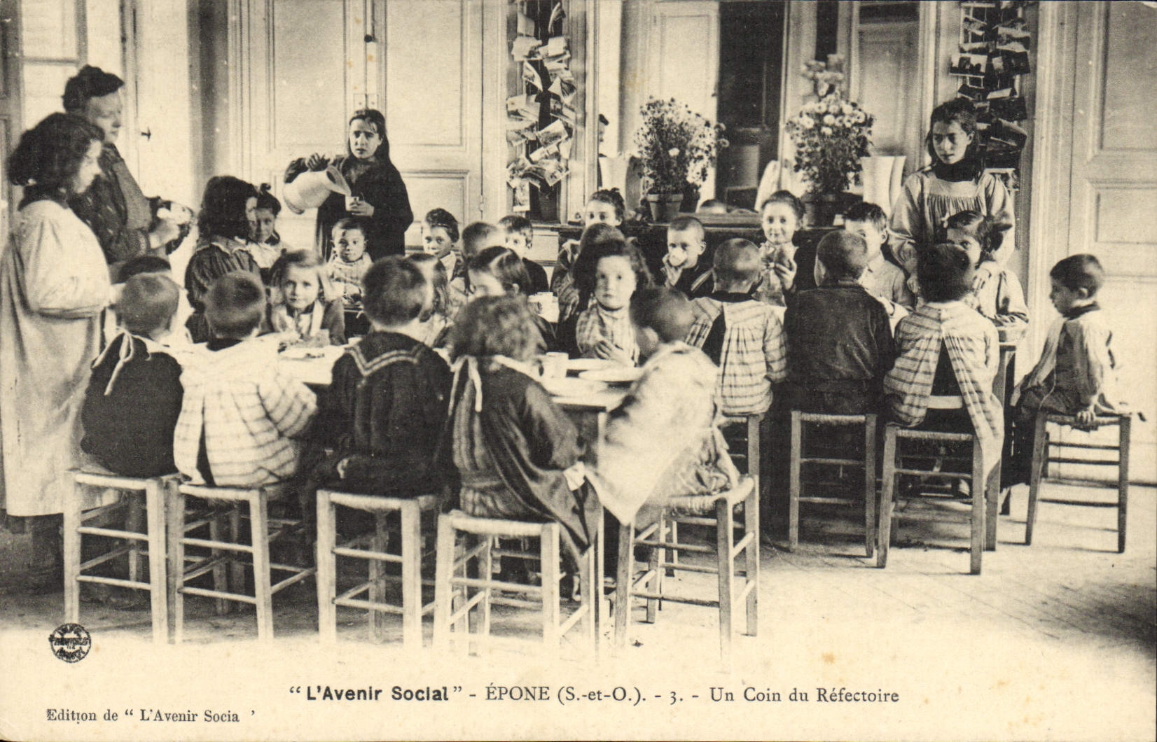 Niños de la POSTAL de la VENDIMIA el Epone futuro social una esquina de la TAPA del refectorio