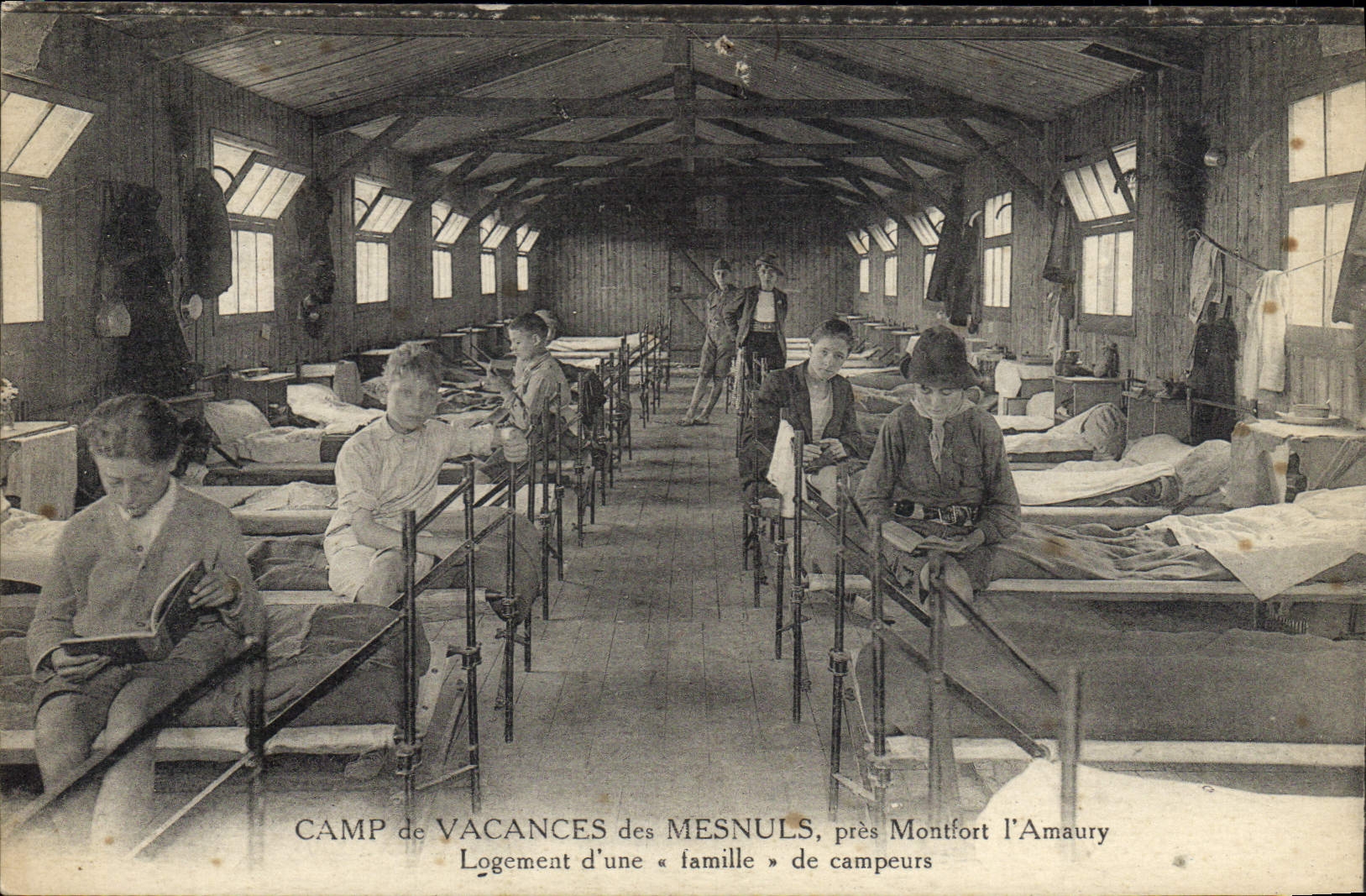 CPA Enfants Camp de vacances des Mesnuls pres Montfort L'Amaury Logement d'une famille de campeurs TOP