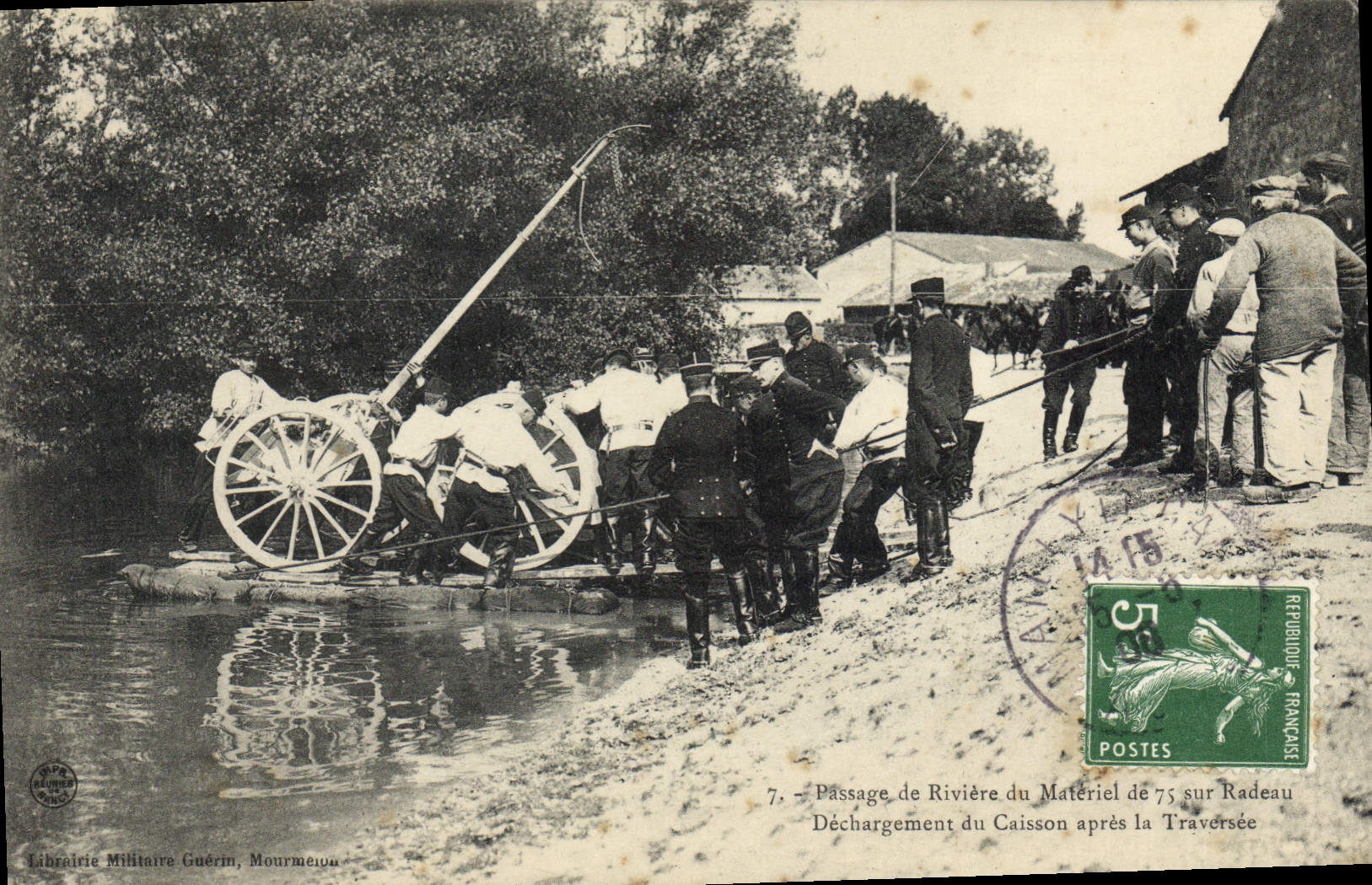 CPA Militaria Passage de riviere du materiel de 75 sur radeau Dechargement du caisson apres la traversee