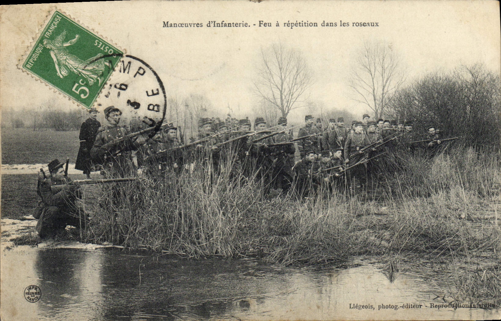 CPA Militaria Manoeuvres d'infanterie Feu a repetition dans les roseaux