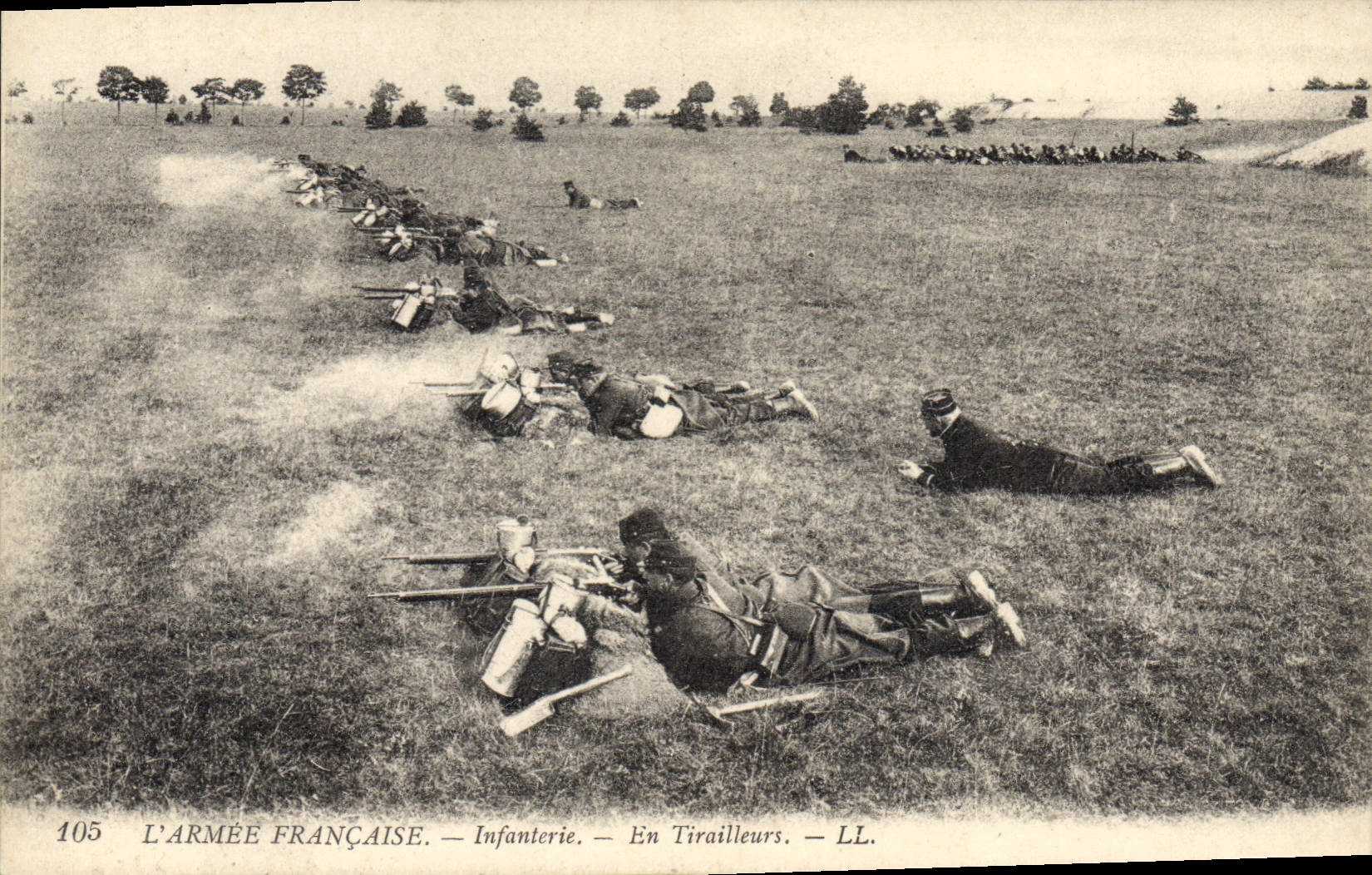 CPA Militaria Infanterie En tirailleurs 