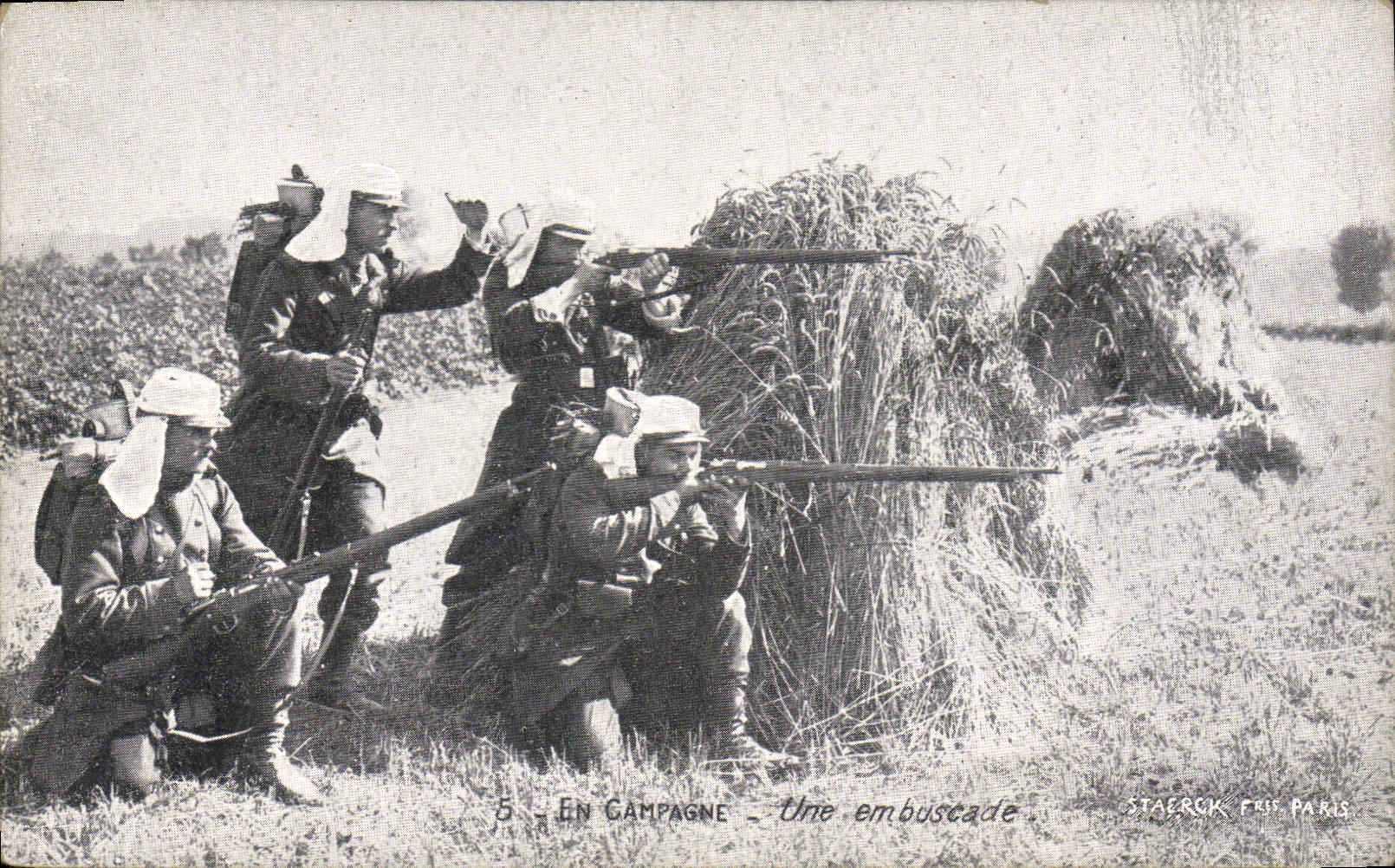 CPA Militaria En Campagne Une embuscade 