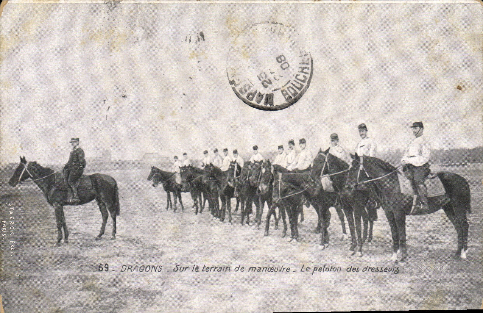 CPA Militaria Dragons Sur le terrain de manoeuvre Le peloton des dresseurs 