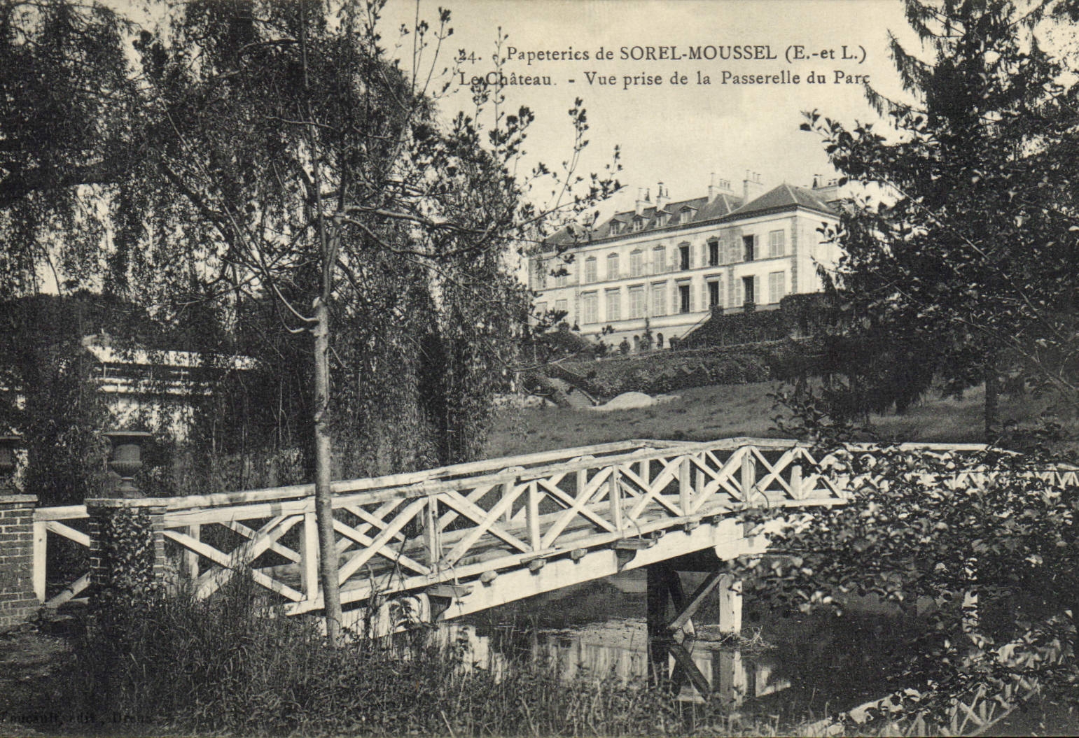 VINTAGE POSTCARD Paper mills of Sorel Moussel the castle Seen from of the footbridge of the park