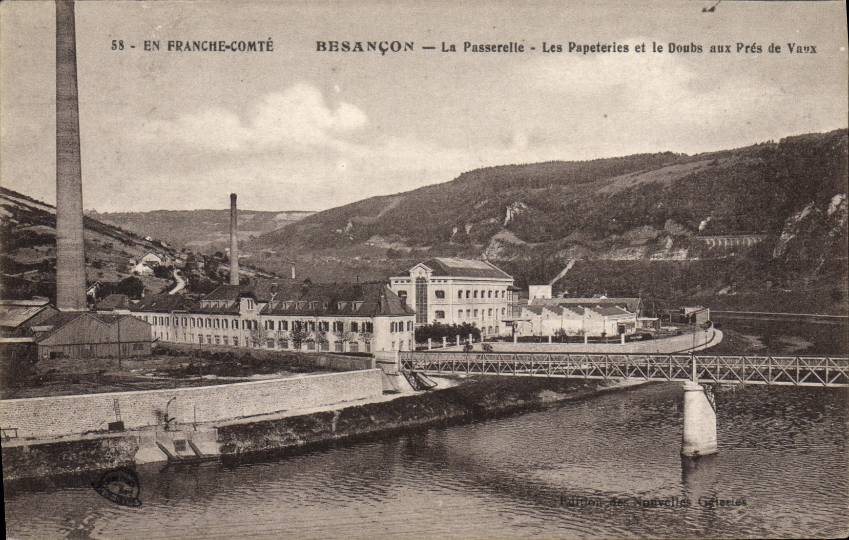 CPA France Comte Besancon La passerelle Les papeteries et le Doubs aux Pres de Vaux 