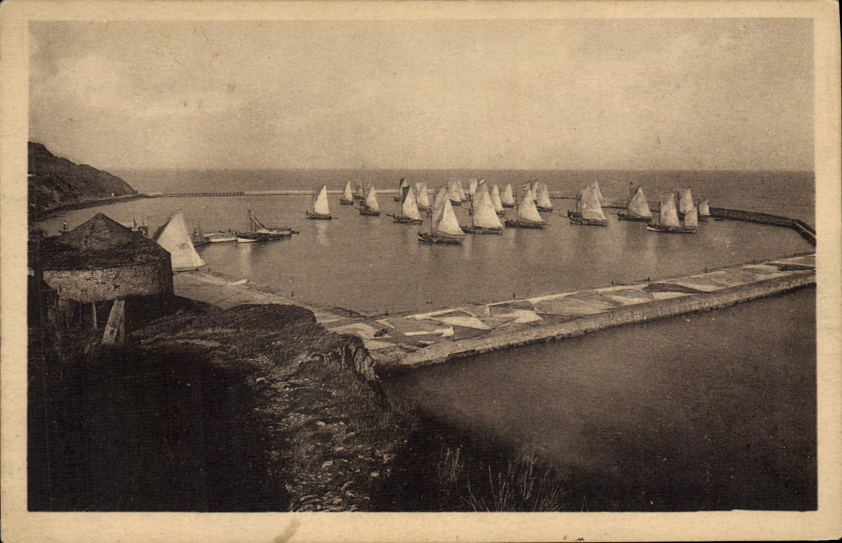 Puerto del barco de la POSTAL de la VENDIMIA en Bessin la torre y los embarcaderos de Vauban antes del puerto