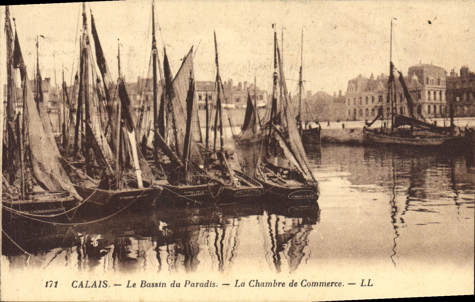CPA Bateau Calais Le bassin du paradis La chambre de commerce