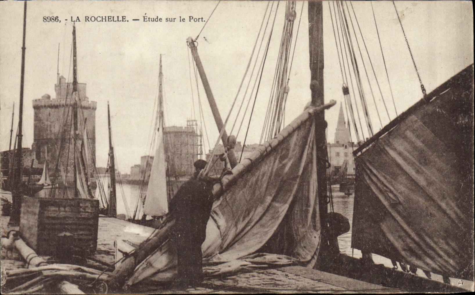 Detalles del barco de La Rochelle de la POSTAL de la VENDIMIA en el puerto