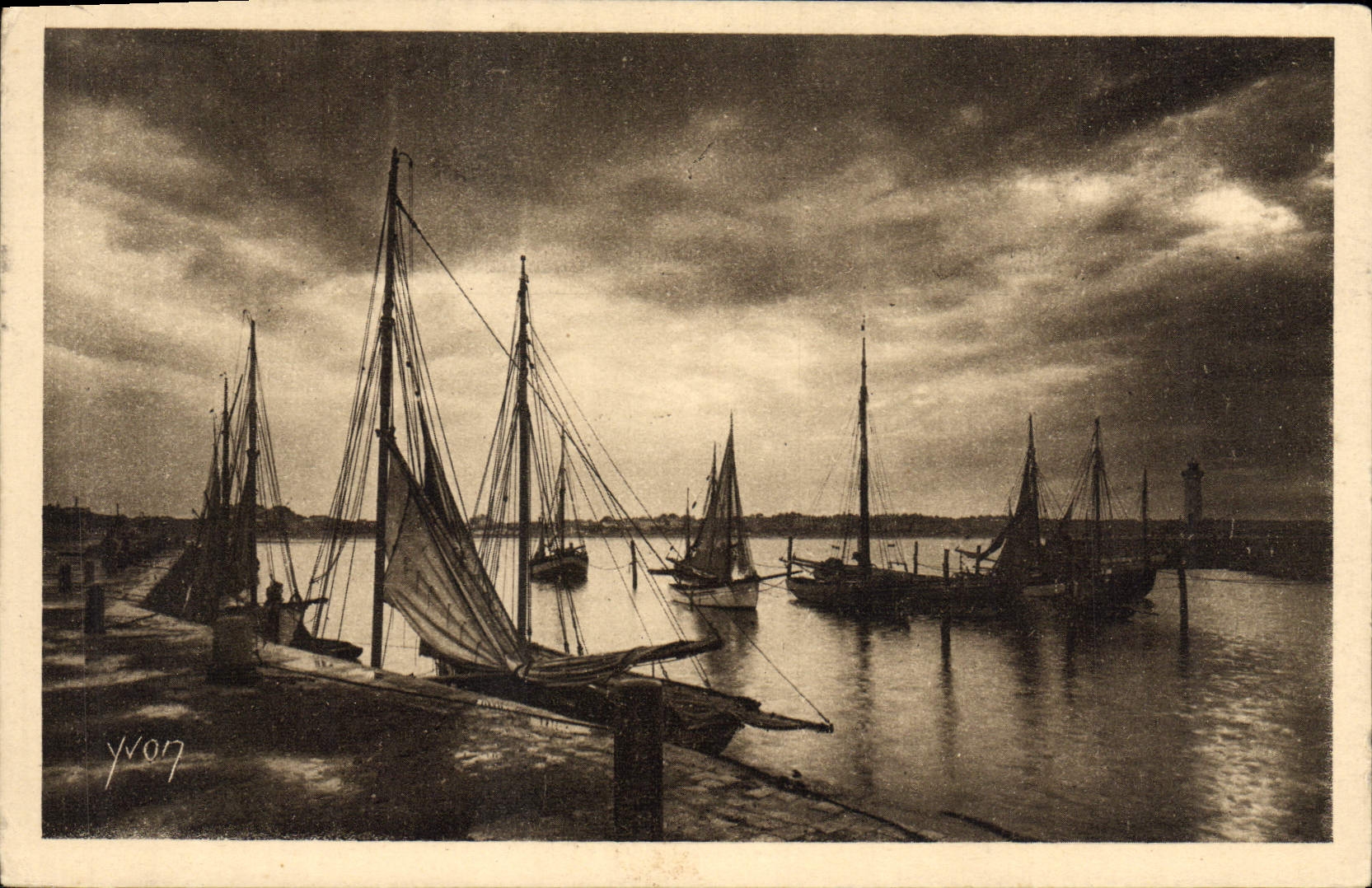 Barco de Royan de la POSTAL de la VENDIMIA la una tarde portuaria de la tormenta
