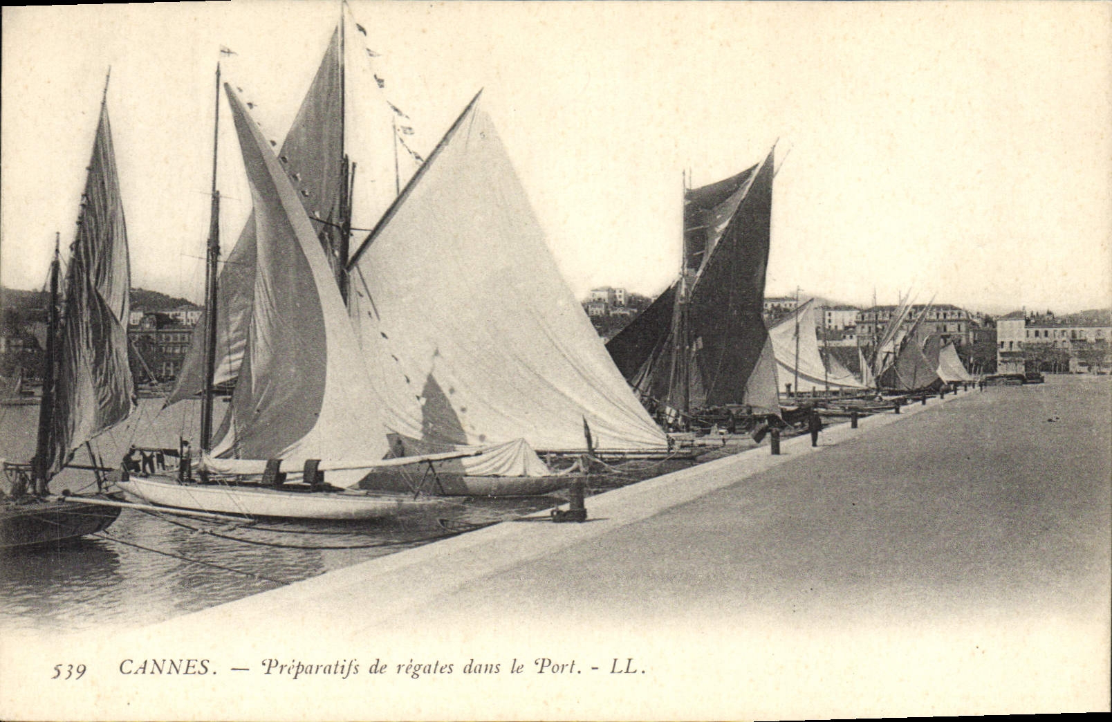 Preparaciones de Cannes del barco de la POSTAL de la VENDIMIA de regattas en el puerto